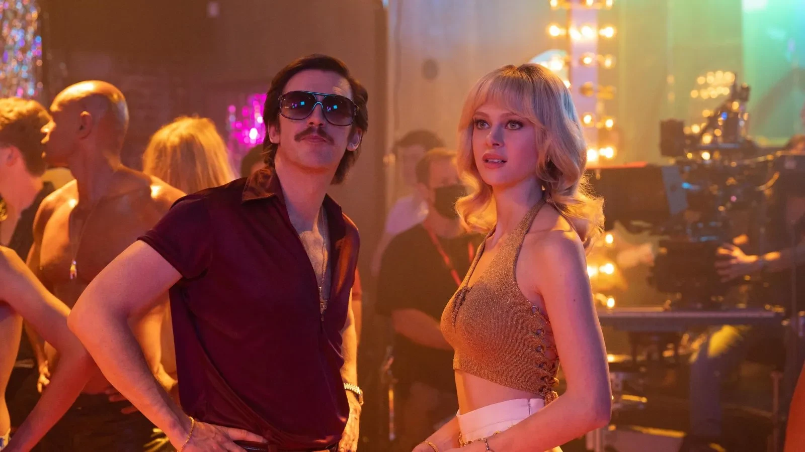 Still from the series Welcome to Chippendales, featuring actors Dan Stevens as Paul Snider and Nicola Peltz as Dorothy Stratten