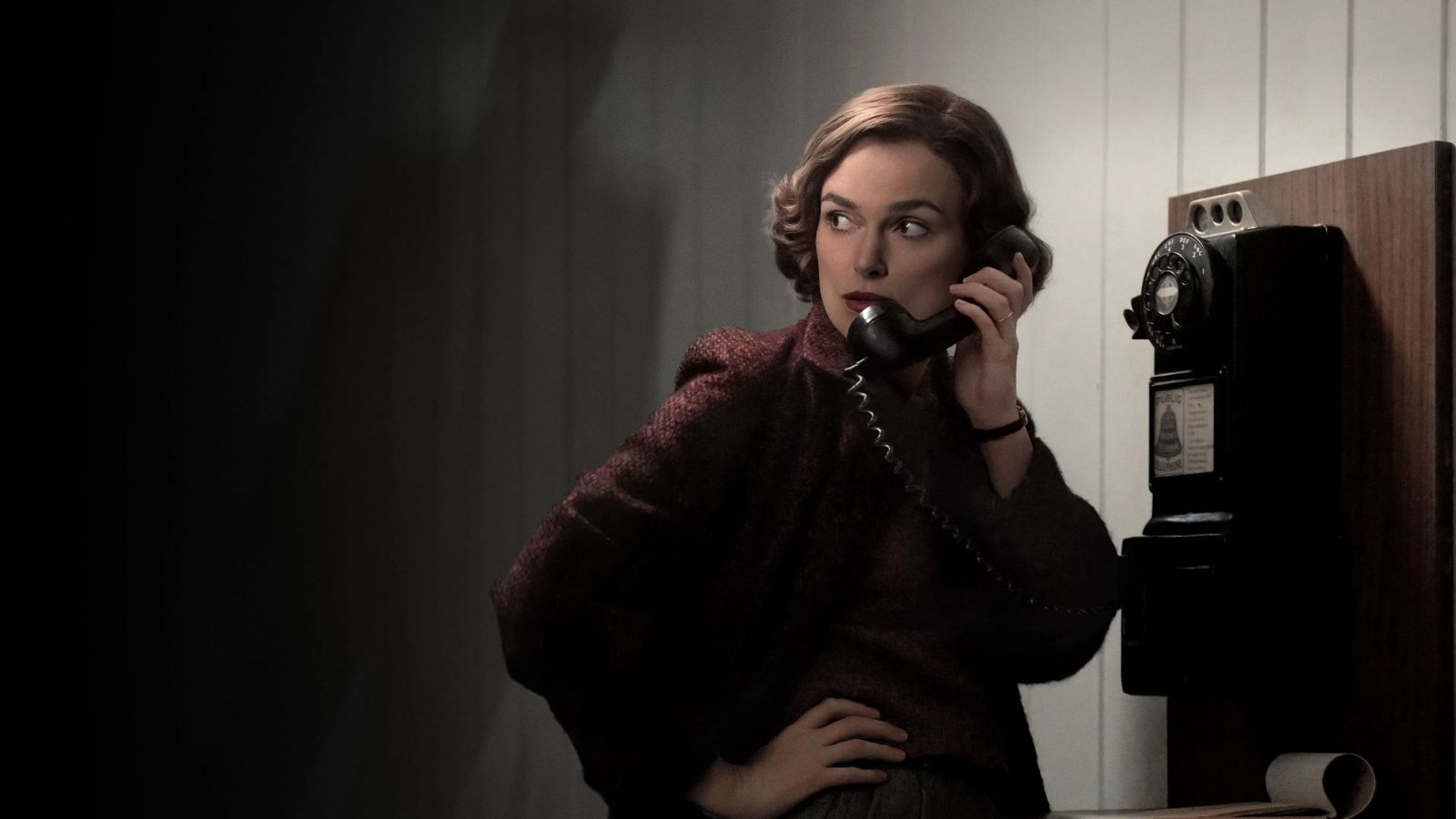 A women holding an old fashioned telephone in the dark