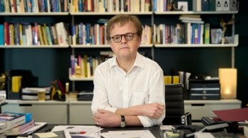 Toby Jones in the Hack