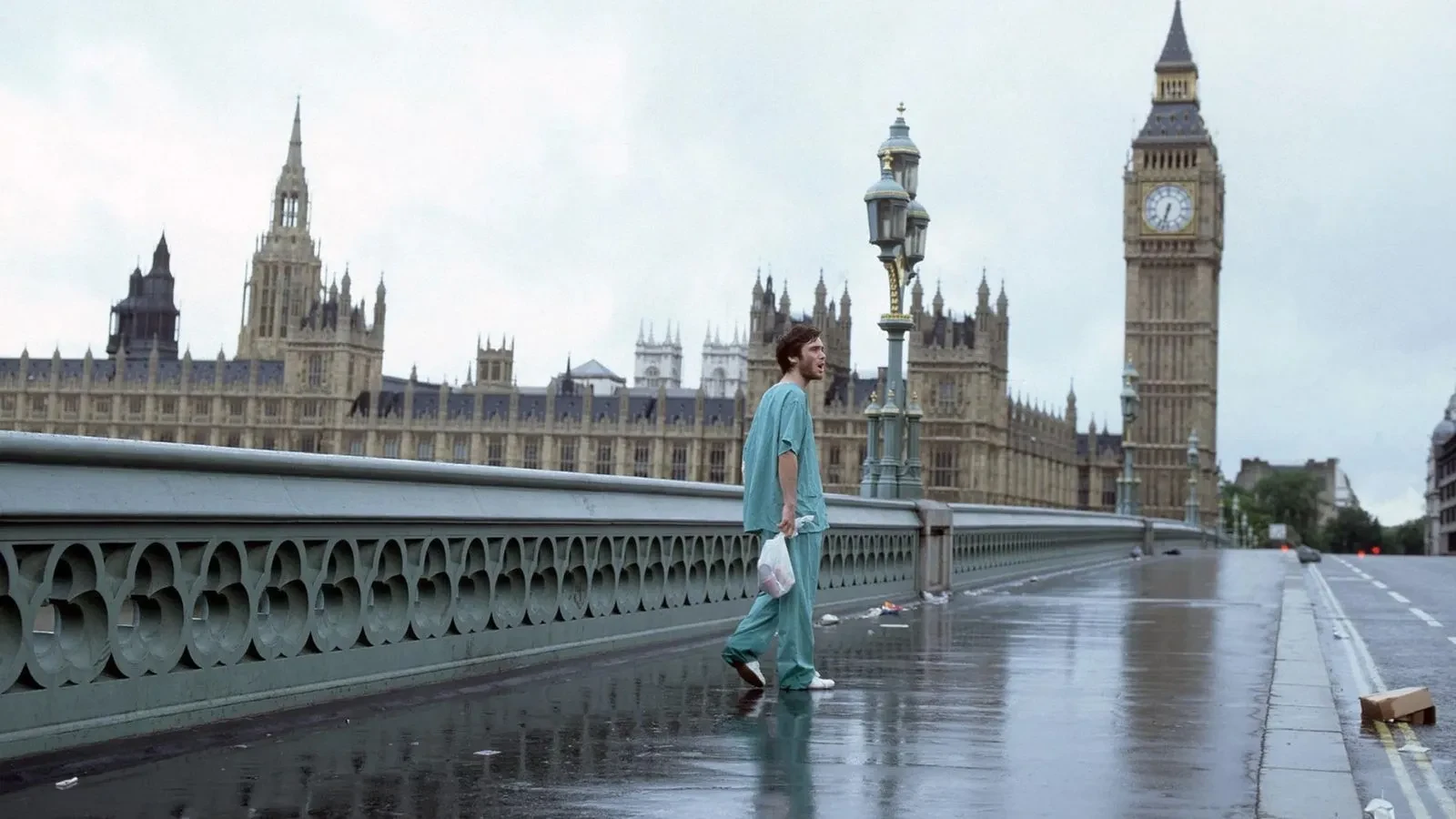Cillian Murphy in a hospital outfit stood on Westminster bridge in the movie 28 days later